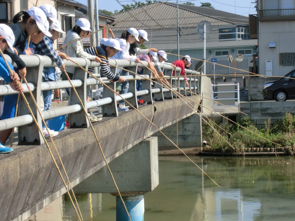 画像：内中原小 魚つり＆指標生物による調査